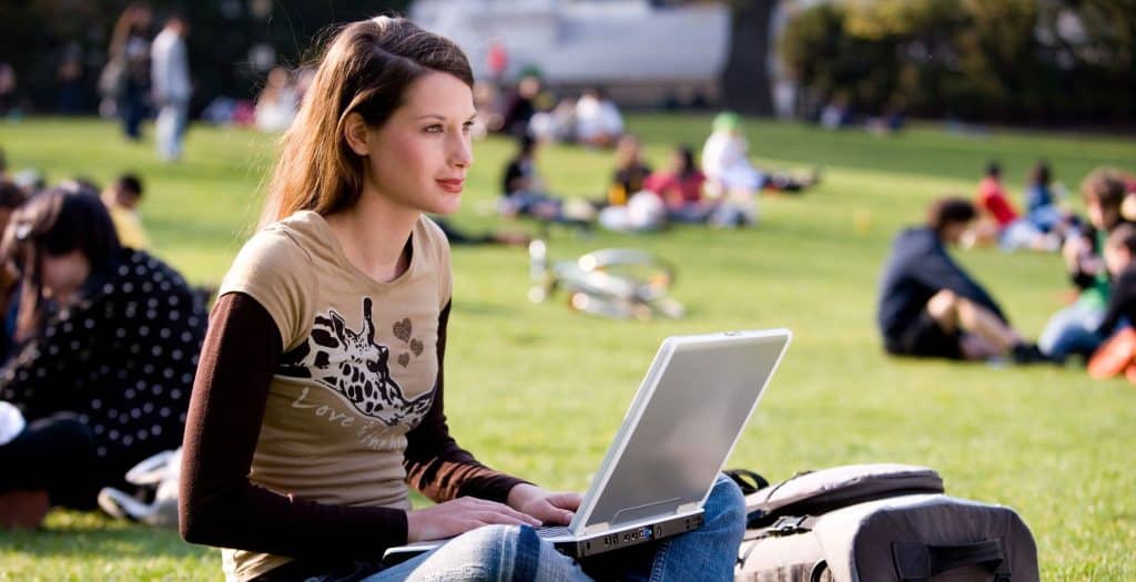 étudiante sur le campus de l'école de commerce IDELCA à Montpellier